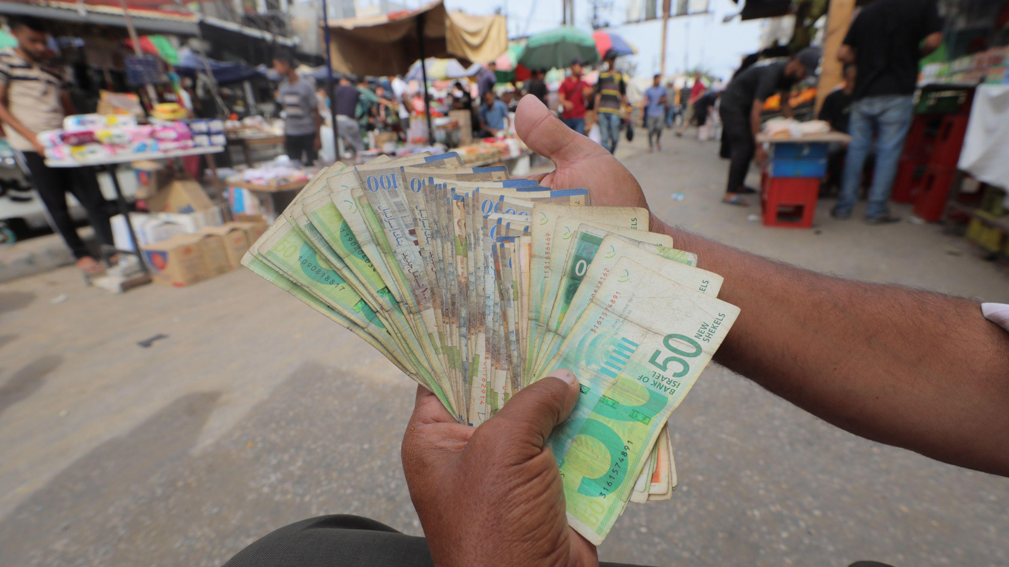 الشيكل هو العملة الأساسية والأكثر تداولا في غزة
