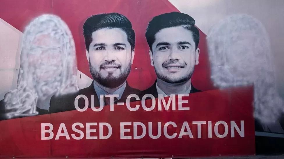spanduk universitas yang hanya menampilkan laki-laki
