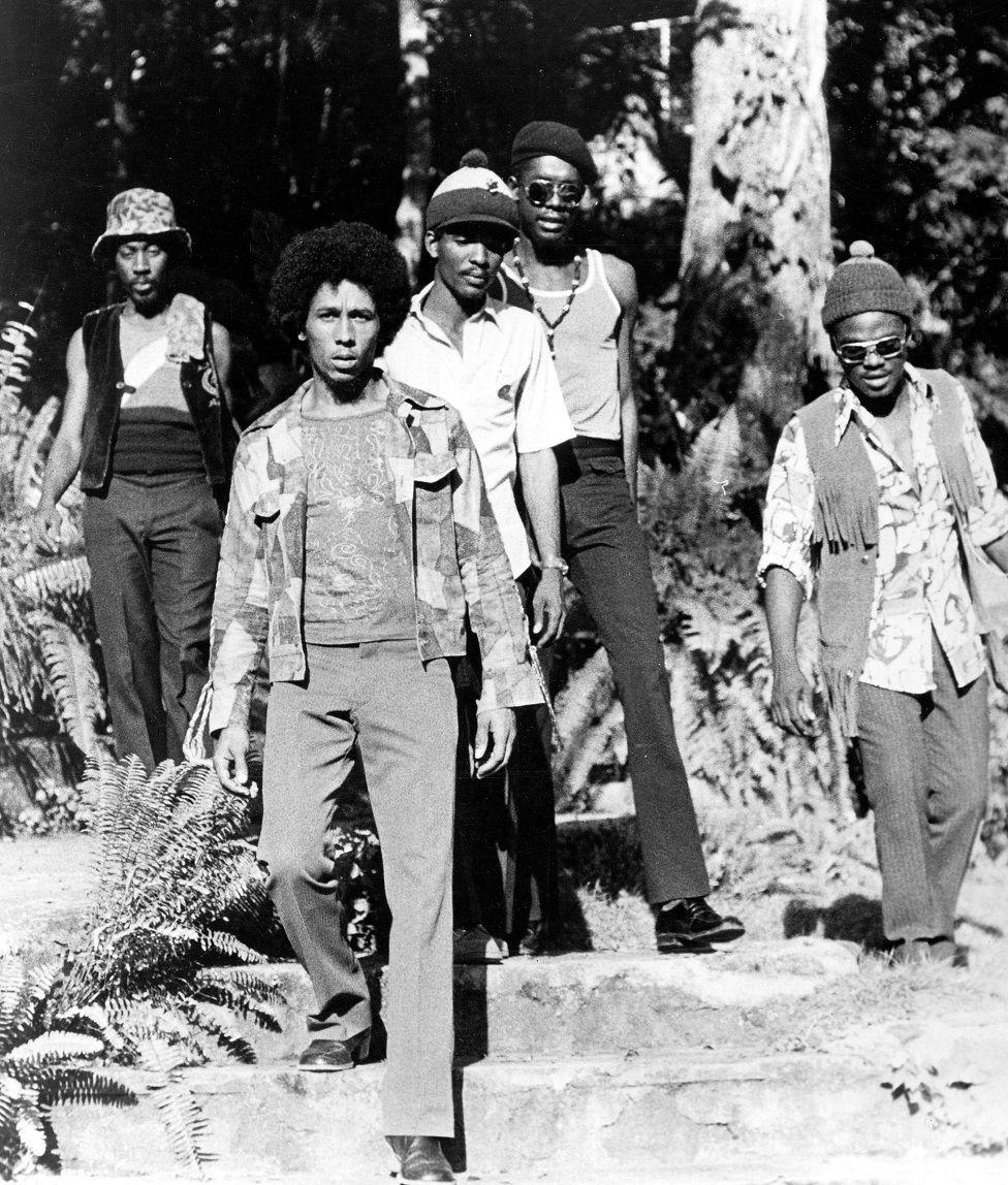 Bob Marley con miembros de Los Wailers.