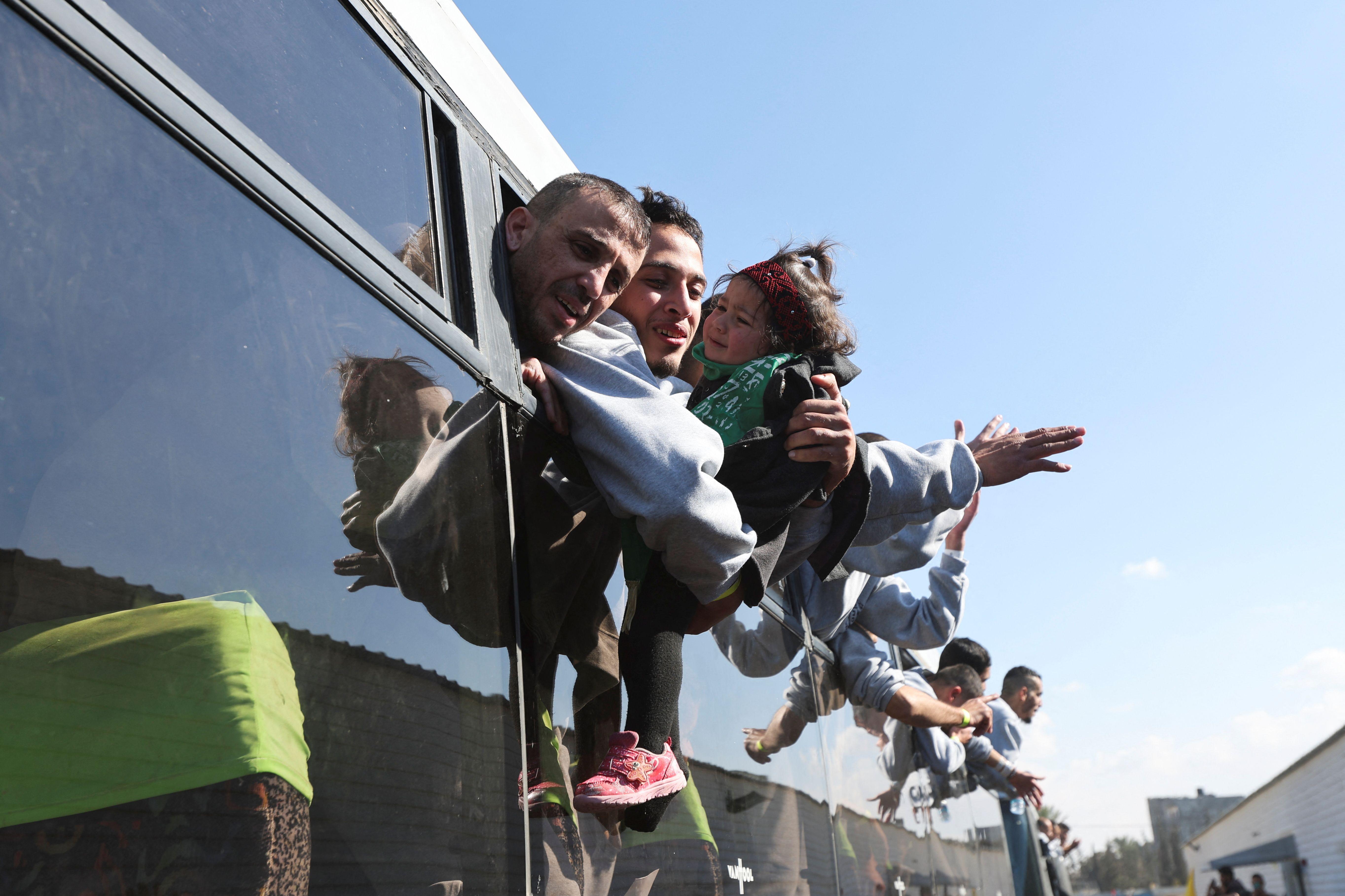 Prisioneros palestinos liberados en el autobús