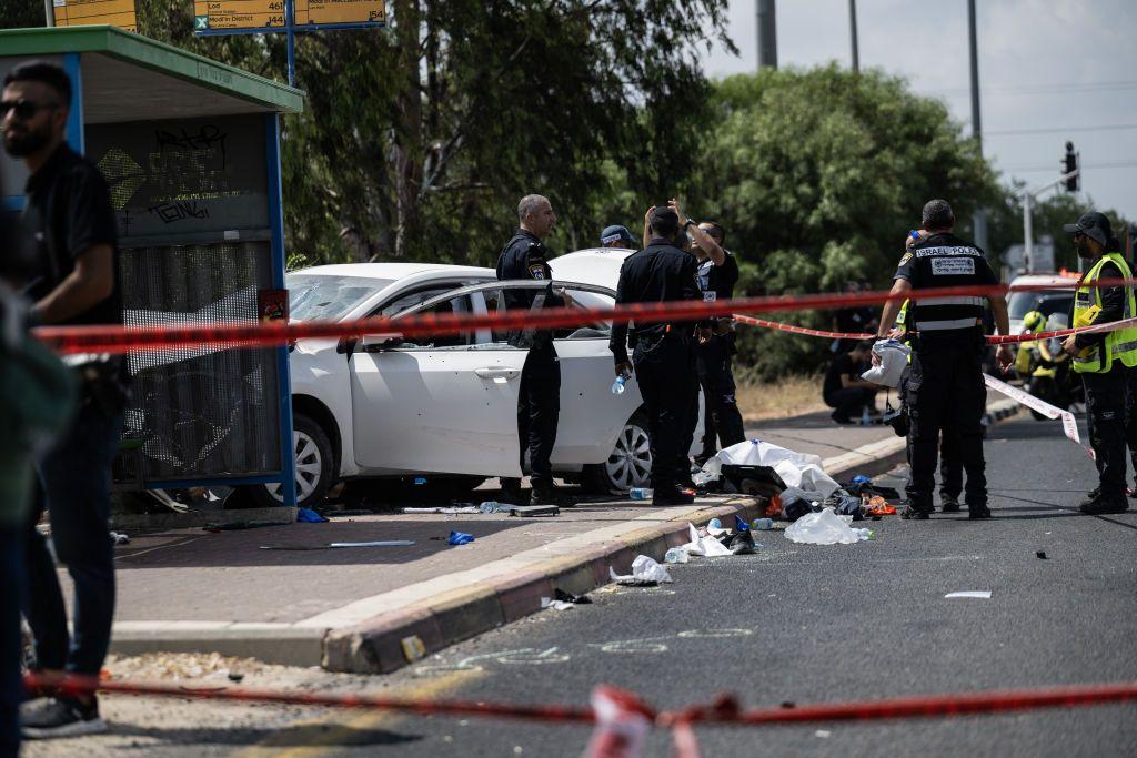 قوات الأمن الإسرائيلية  تتطوق مكان الحادث بالقرب من تقاطع نير تسفي بعد هجوم دهس أدى إلى إصابة ما لا يقل عن 3 أشخاص في اللد، إسرائيل في 14 يوليو/تموز 2024.