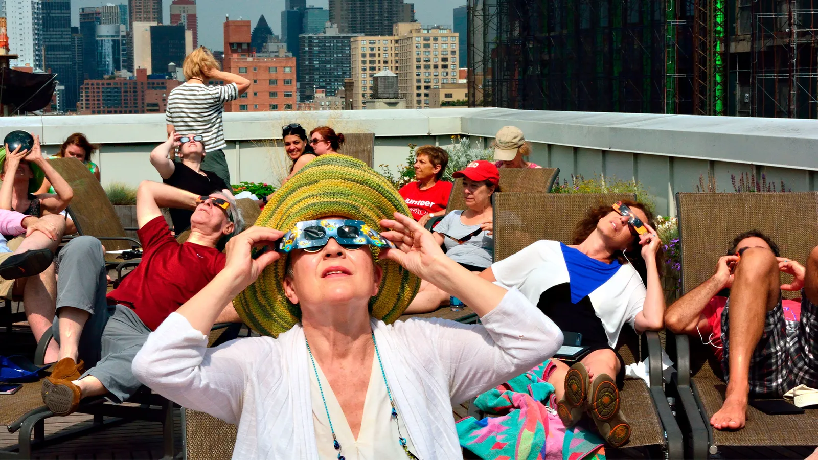 Pessoas assistindo ao eclipse solar