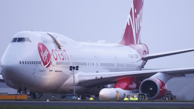 Virgin Orbit'e ait 747 tipi uçağın kanadında, LauncherOne roketi yer alıyor
