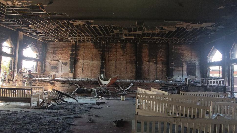 Interior de igreja destruída pelo fogo