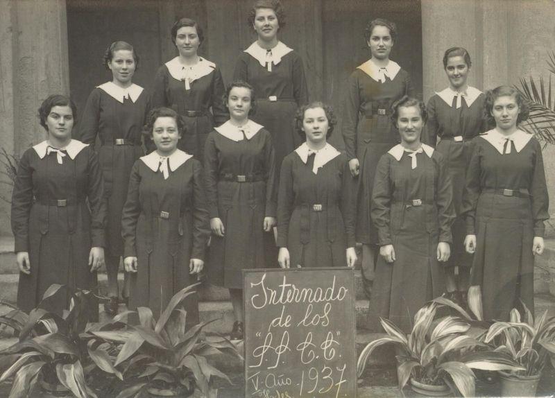 Montealegre em sua fotografia de classe escolar no Chile, em 1937