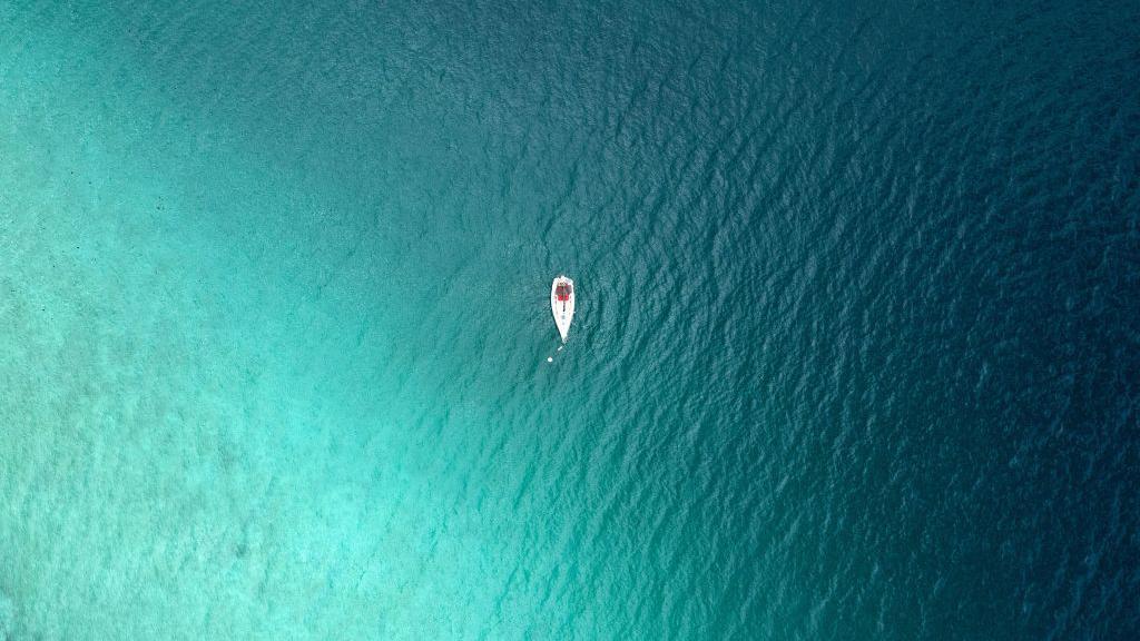 Un barco en el mar visto desde arriba