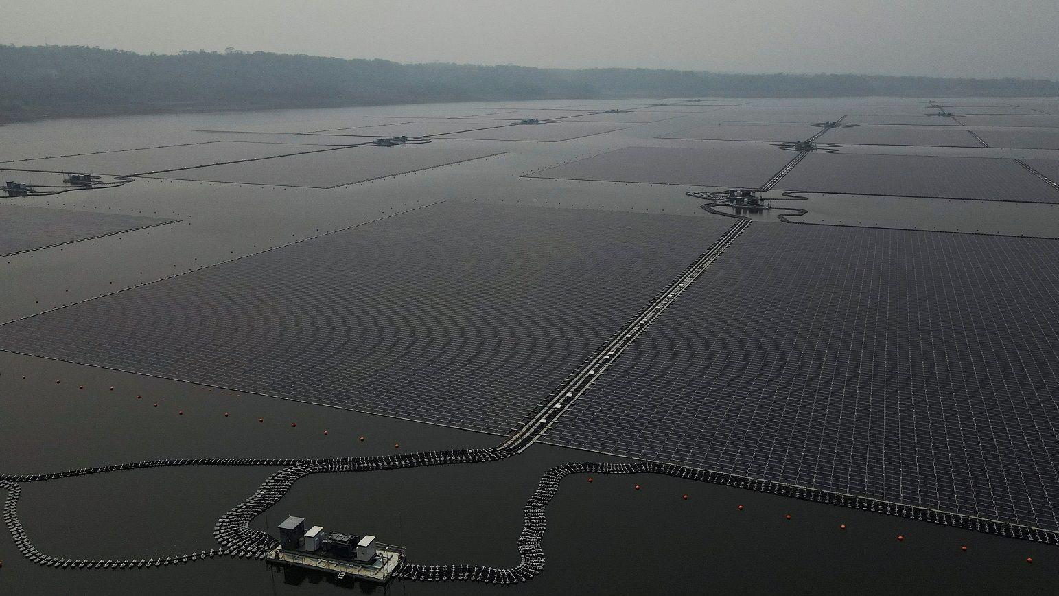 محطة طاقة شمسية عائمة بقدرة 192 ميجاوات مبنية على سد سيراتا في مقاطعة جاوة الغربية
