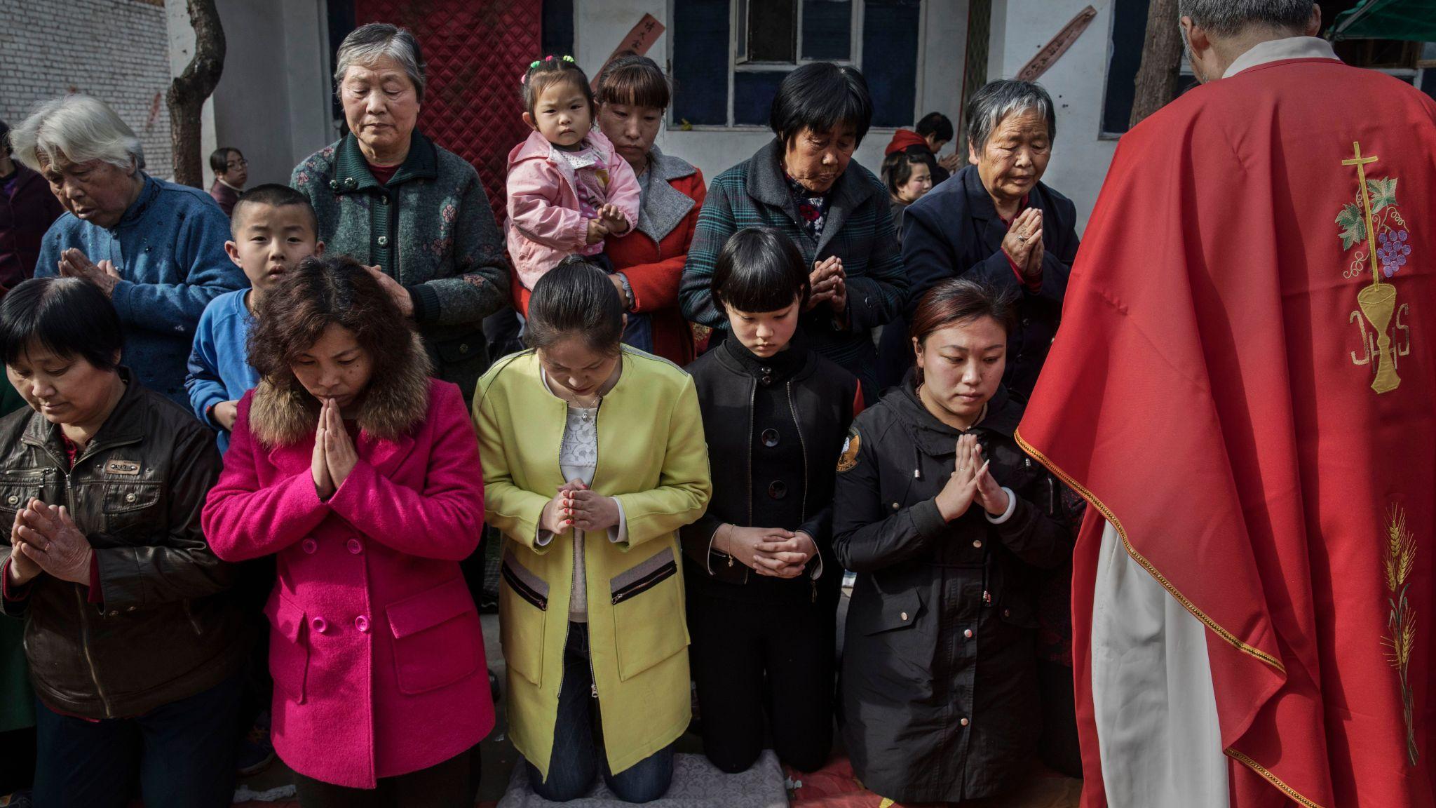 Umat Katolik Tiongkok saat misa Paskah di satu gereja bawah tanah dekat Shijiazhuang, Provinsi Hebei, China, pada April 2017.