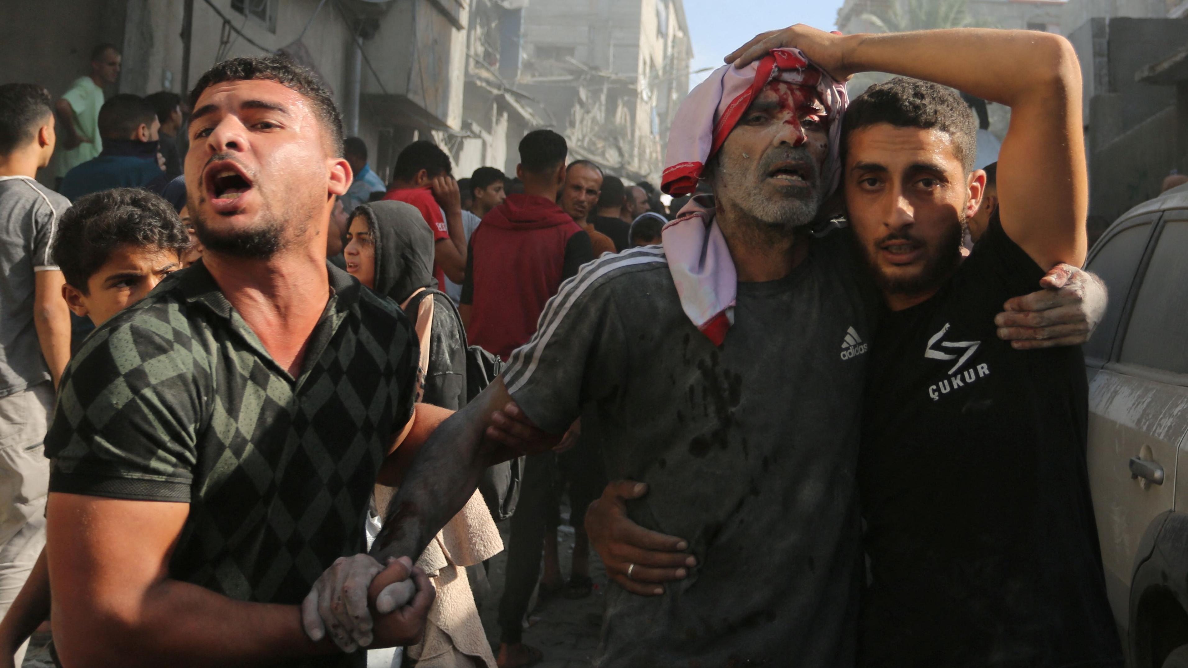 Personas heridas durante un ataque sobre los territorios palestinos.