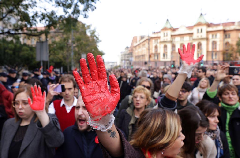 Protest zbog pada nadstrešnice u Novom Sadu sa crvenom šakom