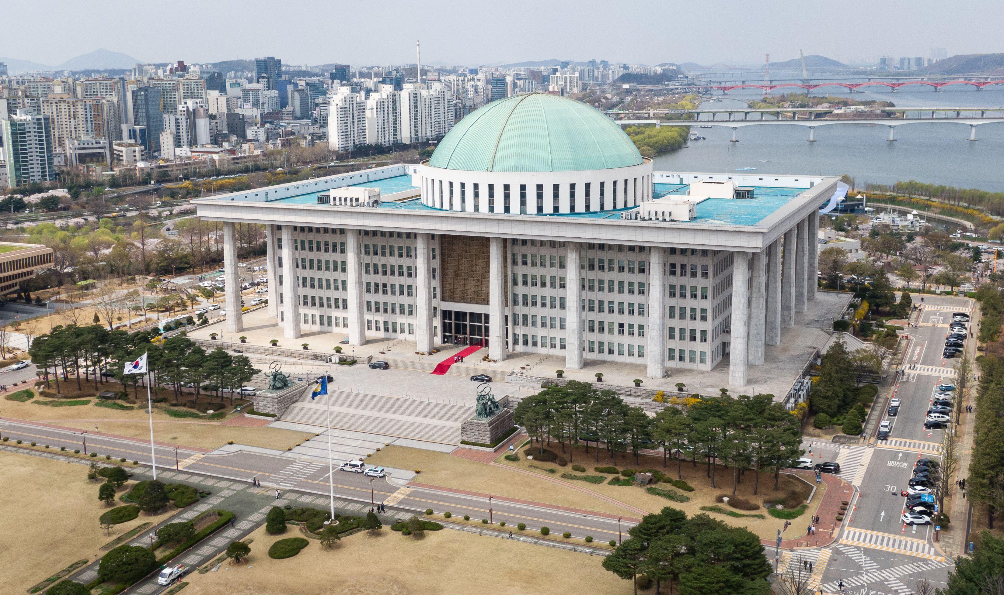 제22대 국회의원 선거 사전투표를 하루 앞둔 4일 서울 여의도 국회 모습