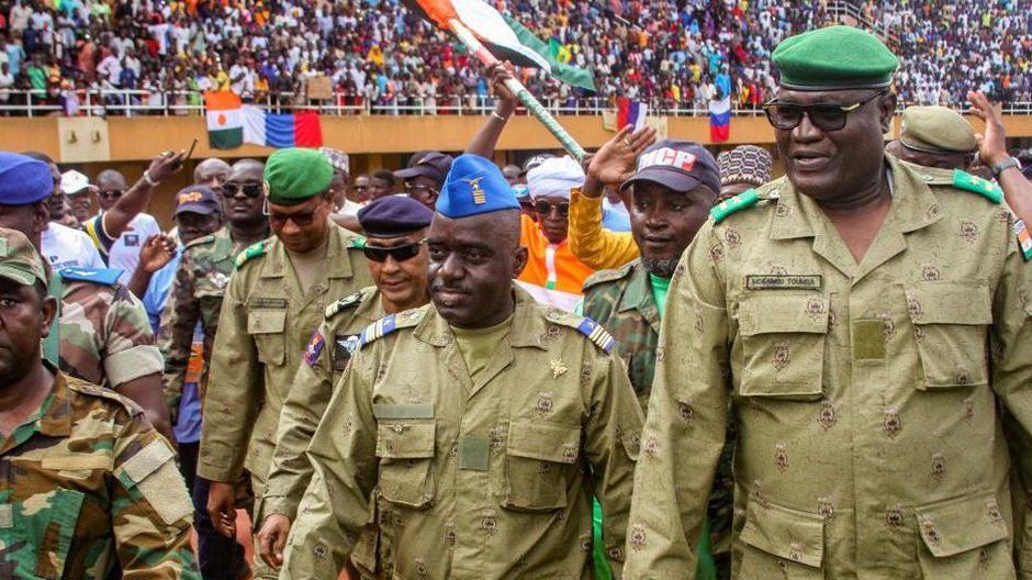قادة الانقلاب في النيجر بعد وقت قصير من توليهم السلطة