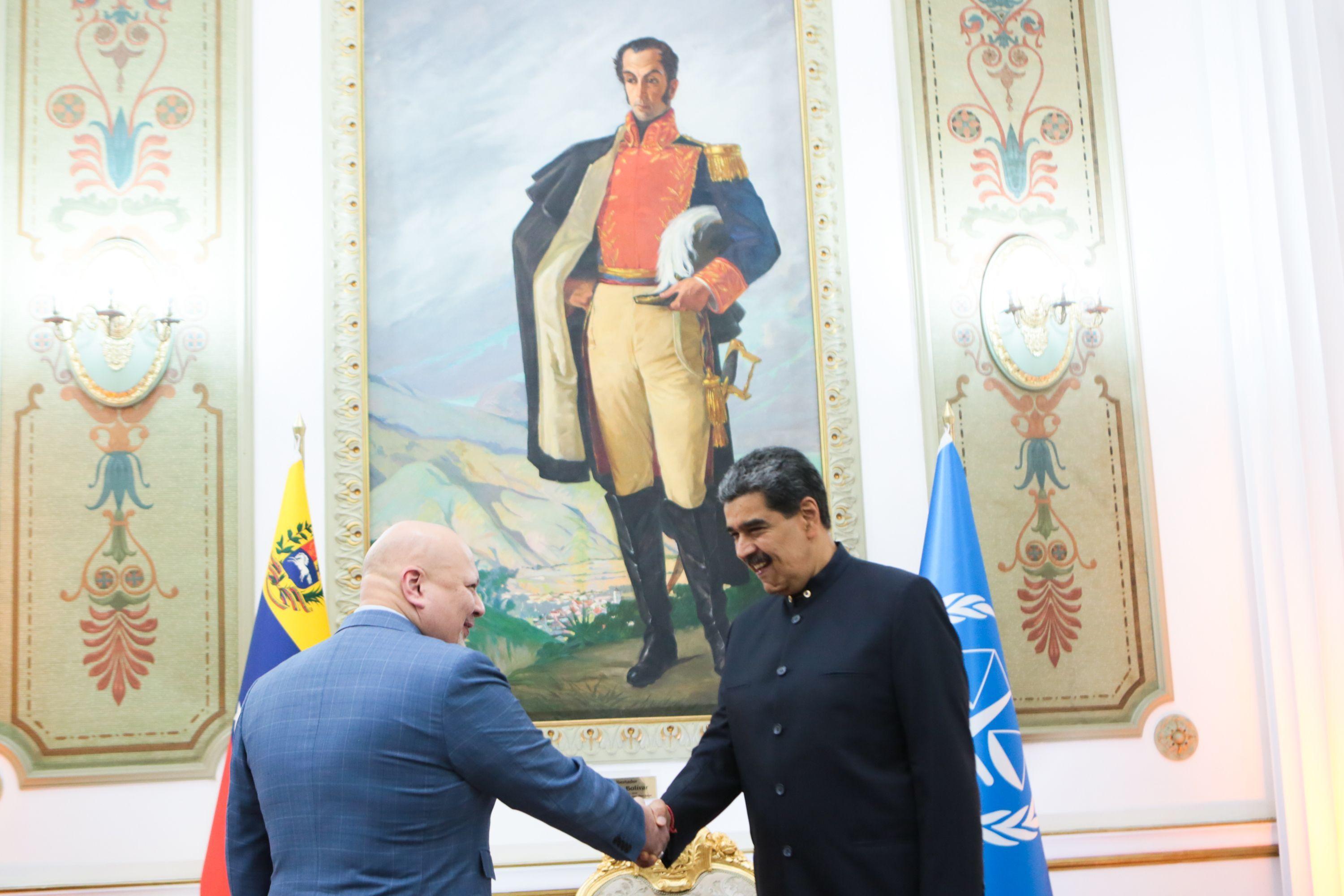 Karim Khan y Nicolás Maduro.