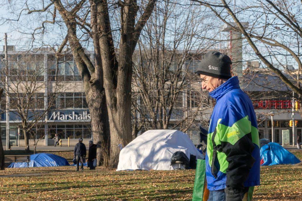 Indigentes en carpas en un parque de Toronto. 