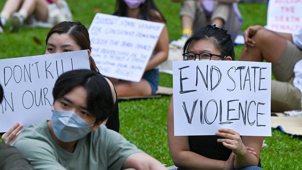 Un grupo de activistas protestan en Singapur contra la pena de muerte