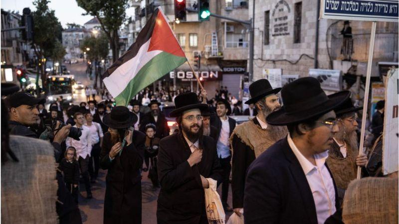 Haredim protestando com bandeiras palestinas