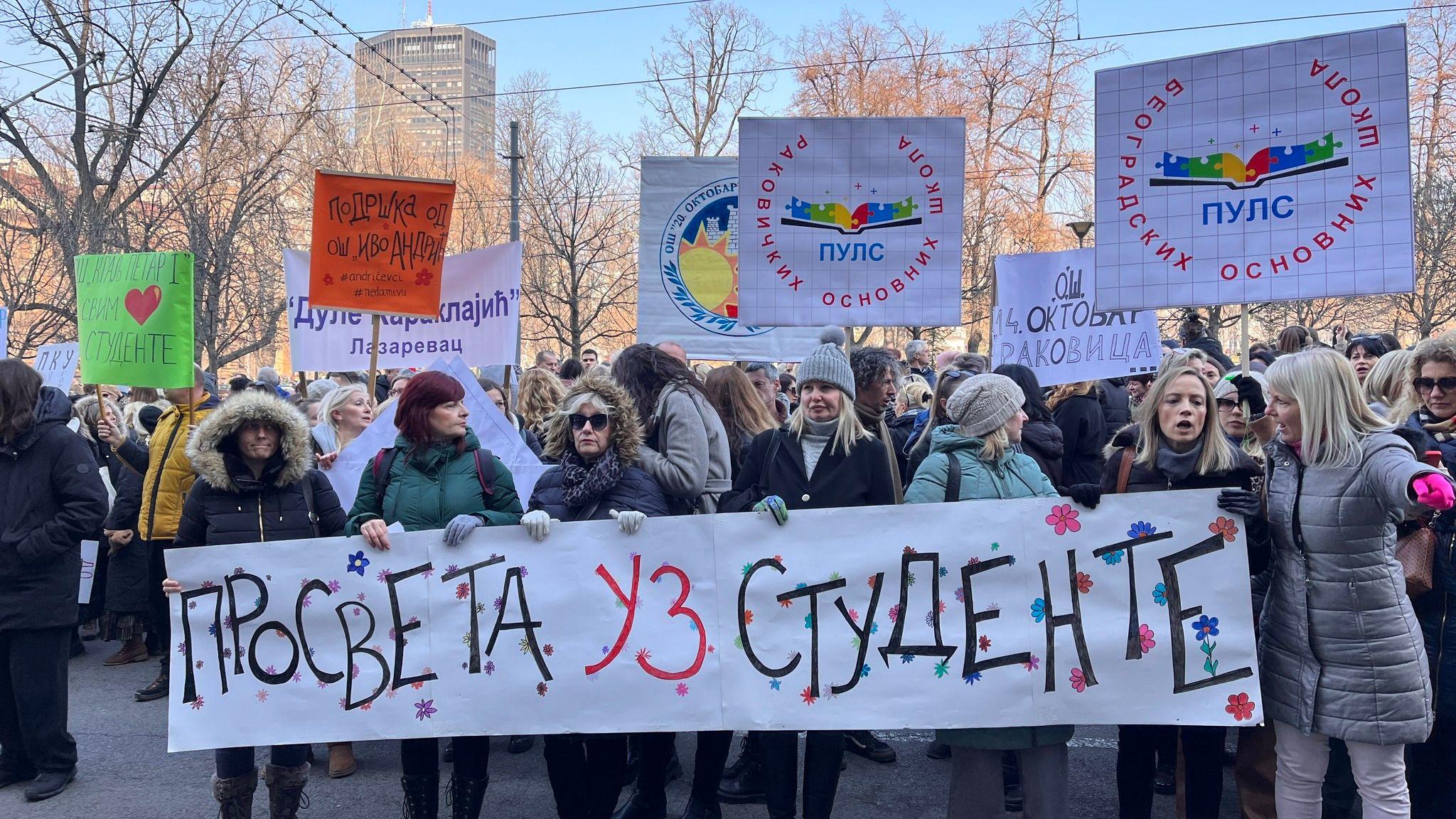 Protest prosvetnih radnika, drže transparent prosveta uz studente