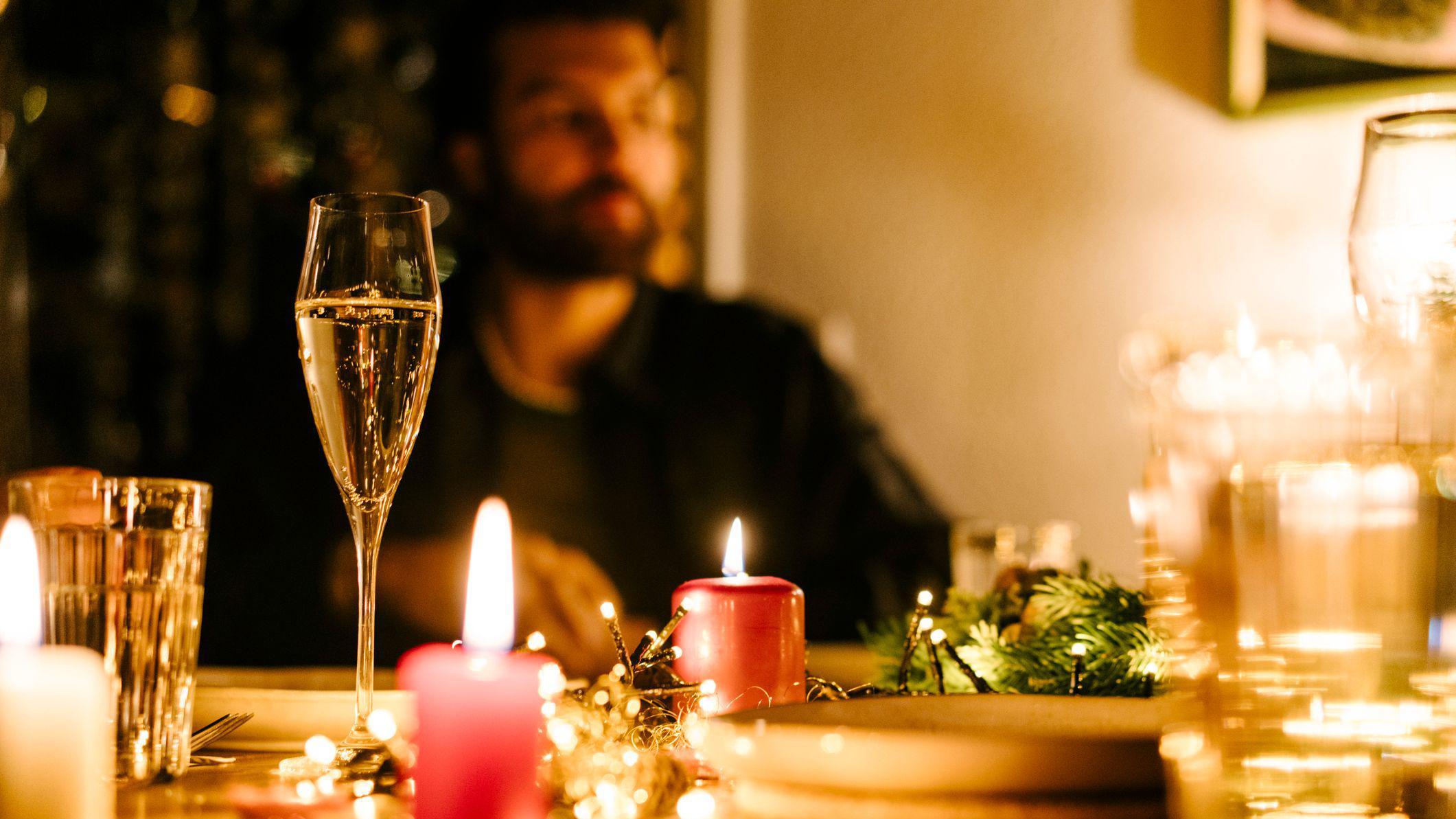 Homem desfocado em mesa decorada para festa 