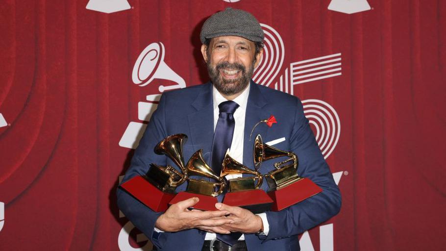 Juan Luis Guerra posa con sus cuatro premios latin grammy 