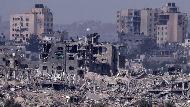 آثار القصف العنيف على الأحياء السكنية في قطاع غزة