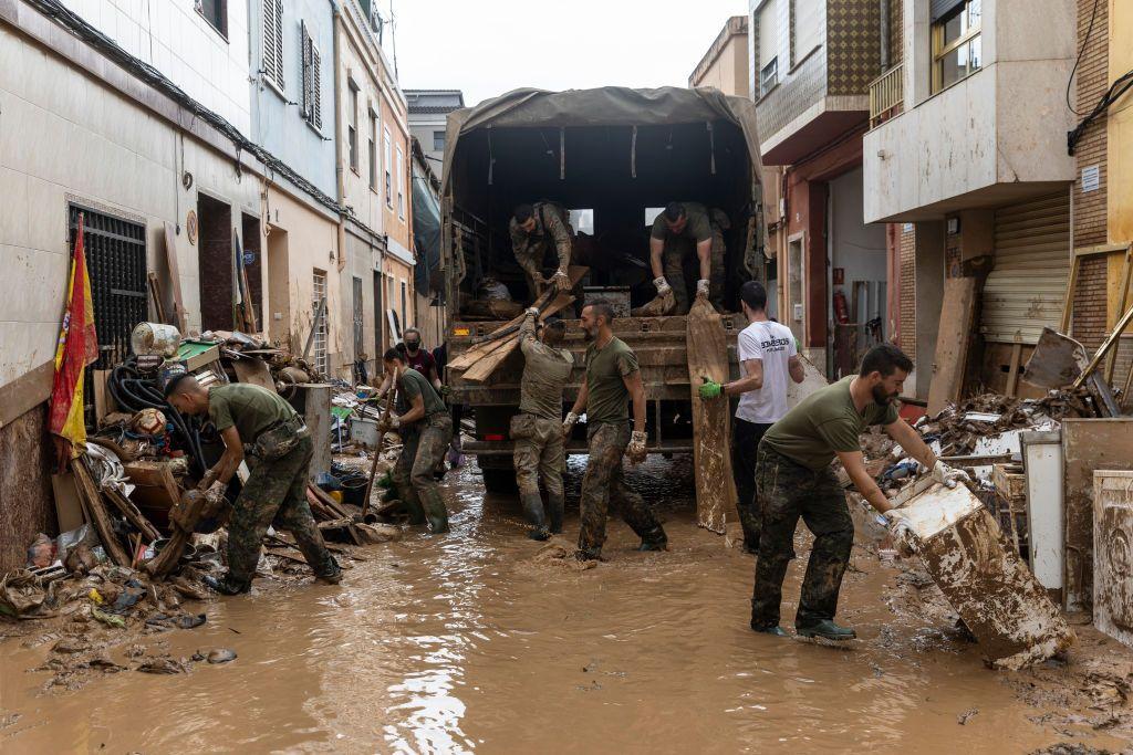 Soldados ayudando en inundaciones