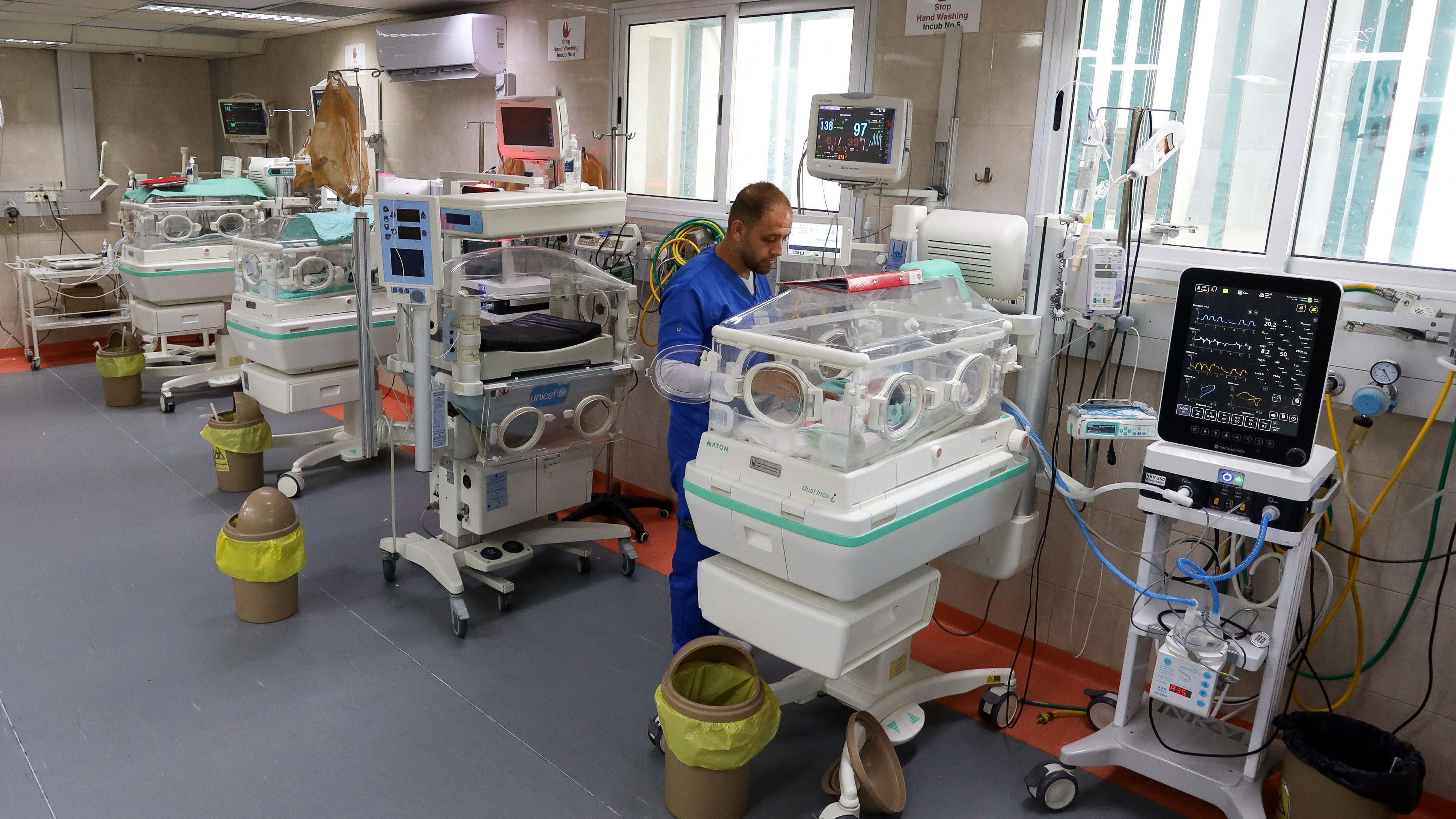 Um profissional de saúde auxilia um bebê palestino prematuro que está em uma incubadora na maternidade do Hospital Al-Shifa, que, segundo autoridades de saúde, está prestes a fechar porque fica sem combustível e energia -foto tirada em 22 de outubro de 2023