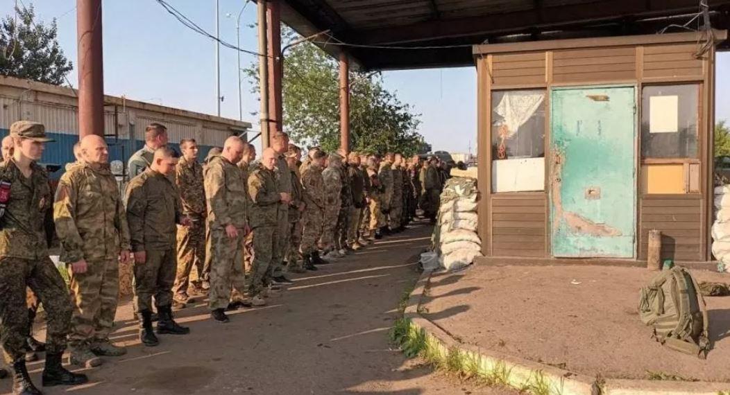 Grupo Wagner diz que esta foto mostra momento em que guardas de fronteira russos baixaram as armas para os mercenários