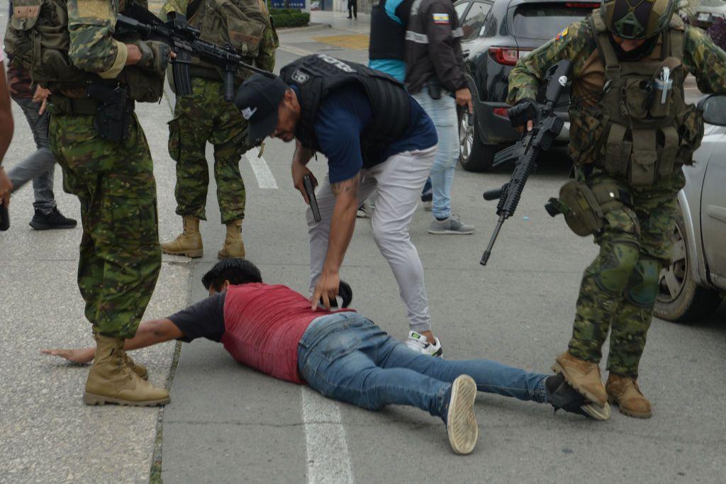La policía arrestó a varios hombres armados que irrumpieron en el set de un canal de televisión pública después de que el presidente de Ecuador declarara "conflicto armado interno", el 9 de enero de 2024.