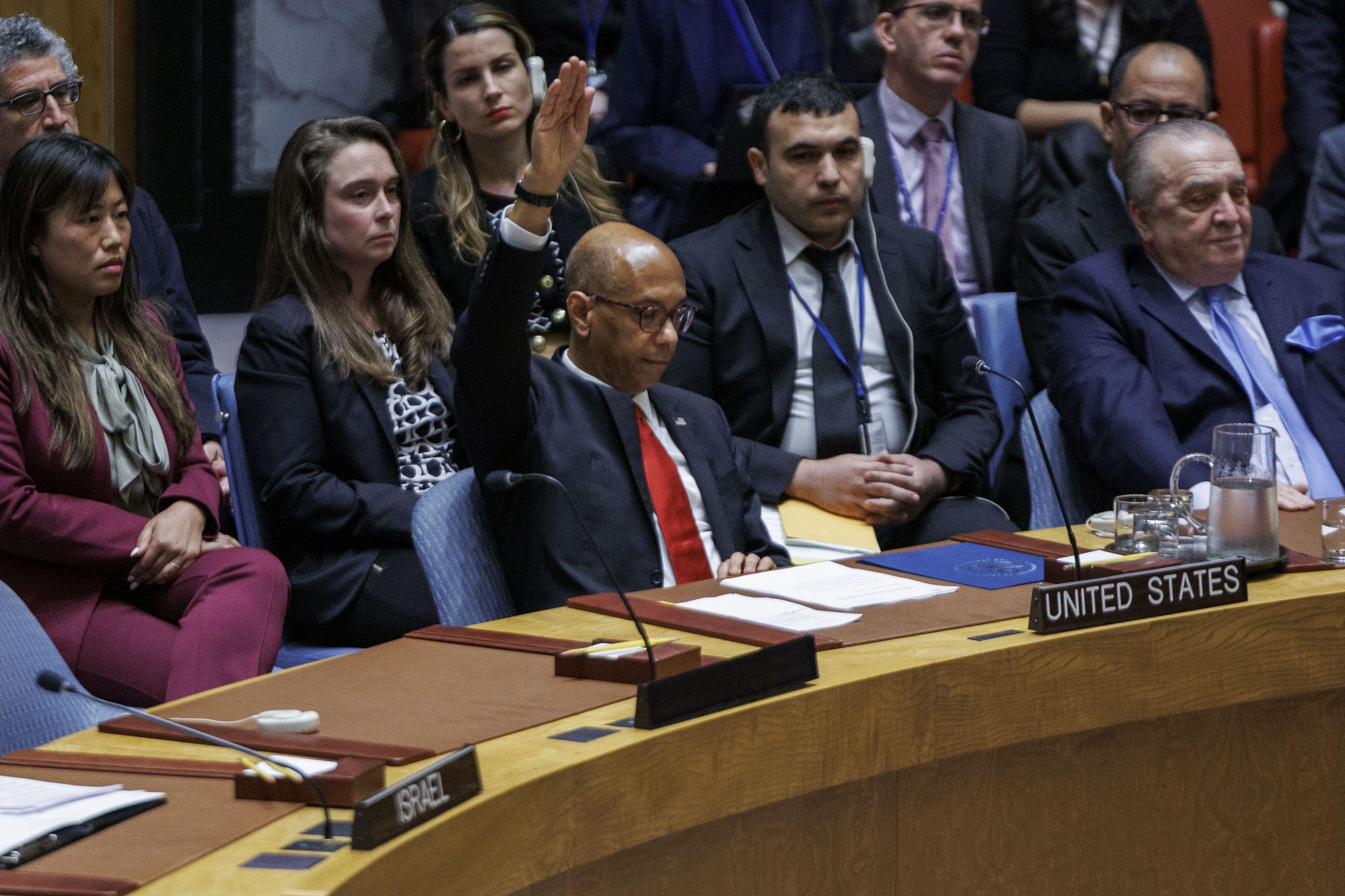 18일(현지시각) 미국 뉴욕 유엔 본부에서 열린 안보리 회의에서 로버트 우드 유엔주재 미국 대사가 손을 들어 팔레스타인의 유엔 회원국 가입에 반대한다는 의사를 표시하고 있다. 미국은 거부권을 사용해 요청을 거부했다.