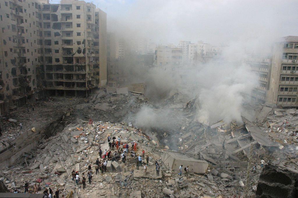 Equipes de resgate realizam buscas nos escombros de um complexo de edifícios atingido por um ataque israelense no centro da região dominada pelos xiitas em Beirute em 13 de agosto de 2006 (AFP via Getty Images)