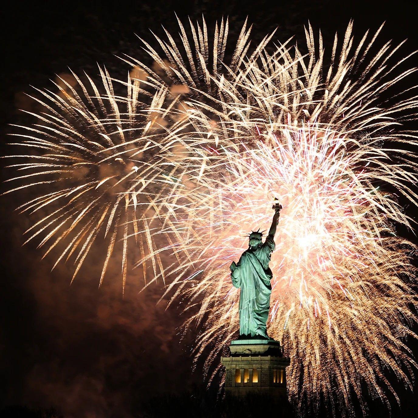 Foto de fogos de artifício sob a Estátua da Liberdade.