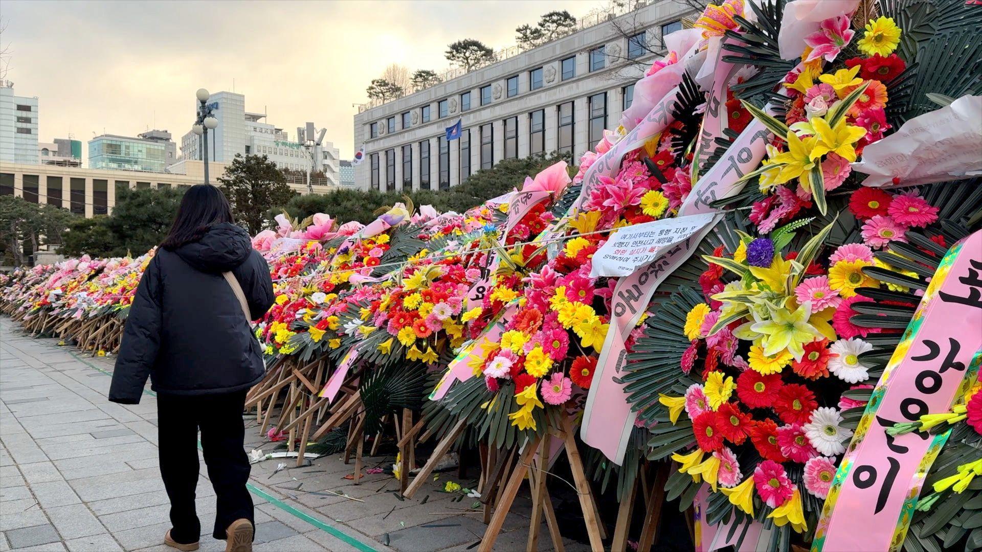 헌법재판소 담벼락을 가득 채운 화환들