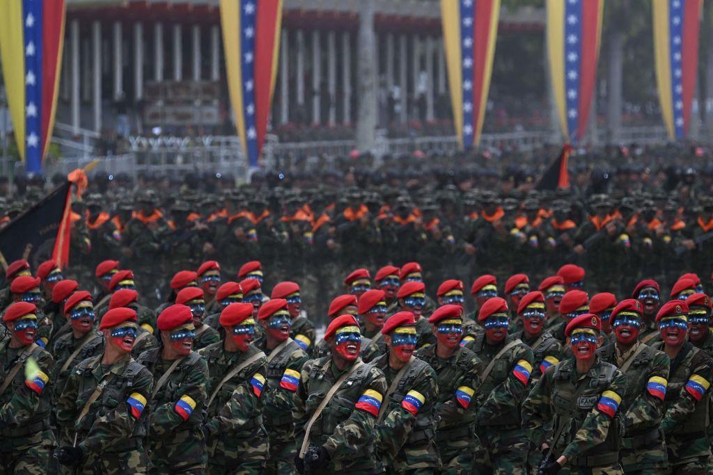 Soldados desfilando durante los actos por el día de la Independencia de Venezuela