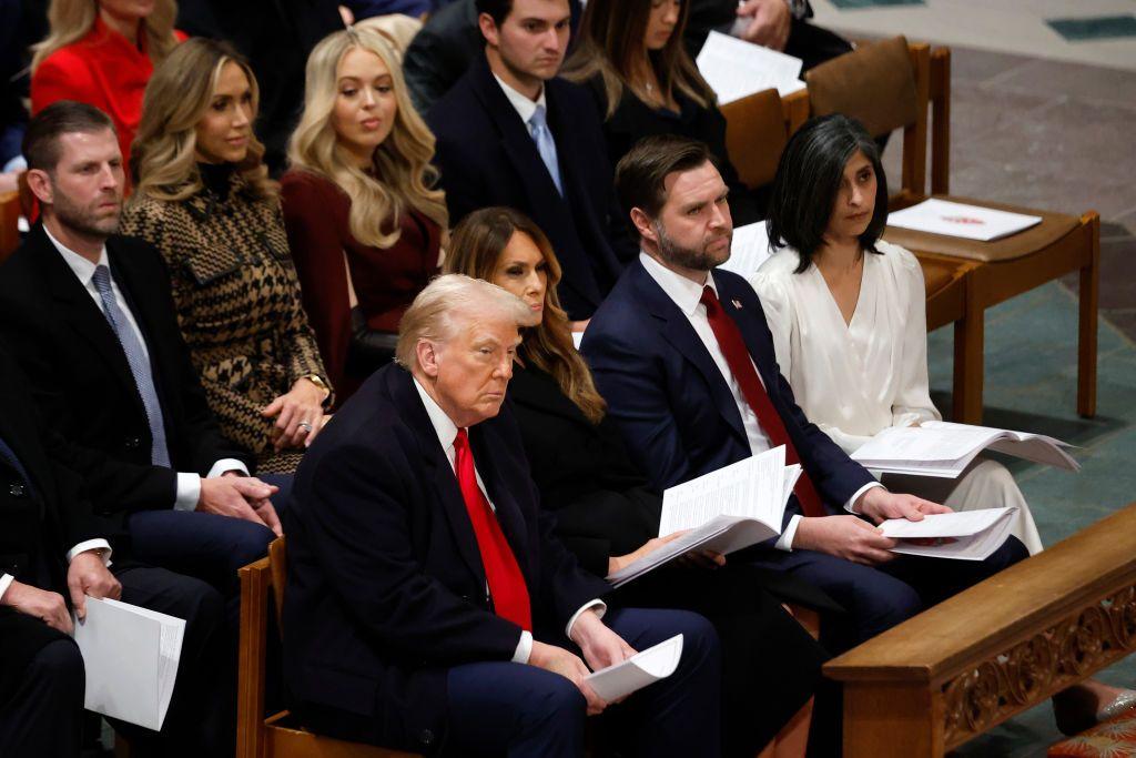 Donald Trump, J.D. Vance y sus familias en la Catedral Nacional de Washington