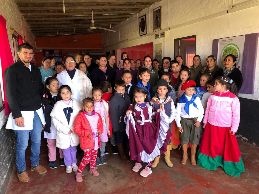 Alumnos y docentes de la escuela 67 de Salto, Uruguay