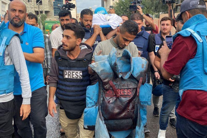 سترة الصحفي الفلسطيني، محمد صبح، الذي قُتل في غارة إسرائيلية مع عدد من الصحفيين في مدينة غزة في أكتوبر/ تشرين الأول الماضي.