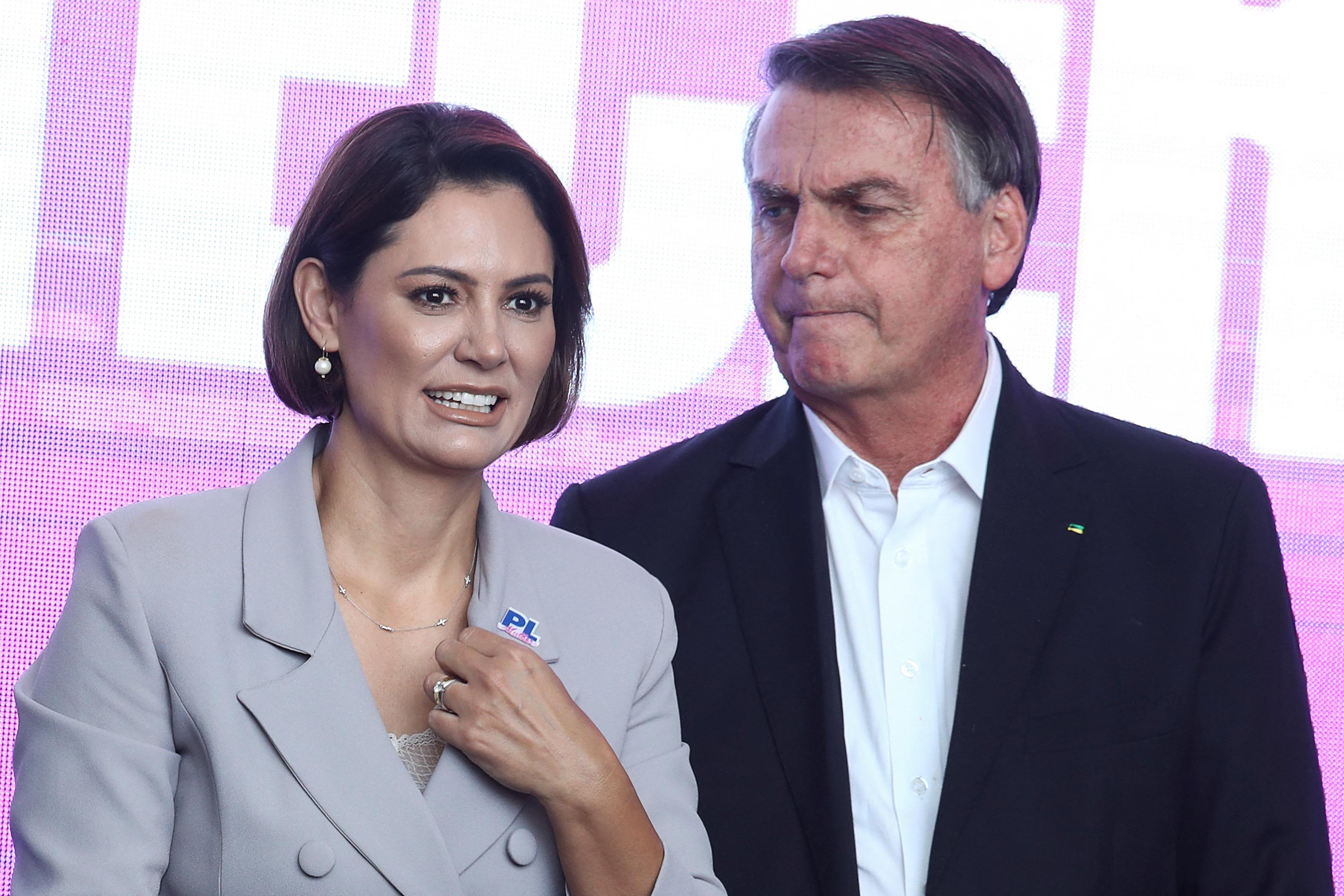 Michelle ao lado de Bolsonaro