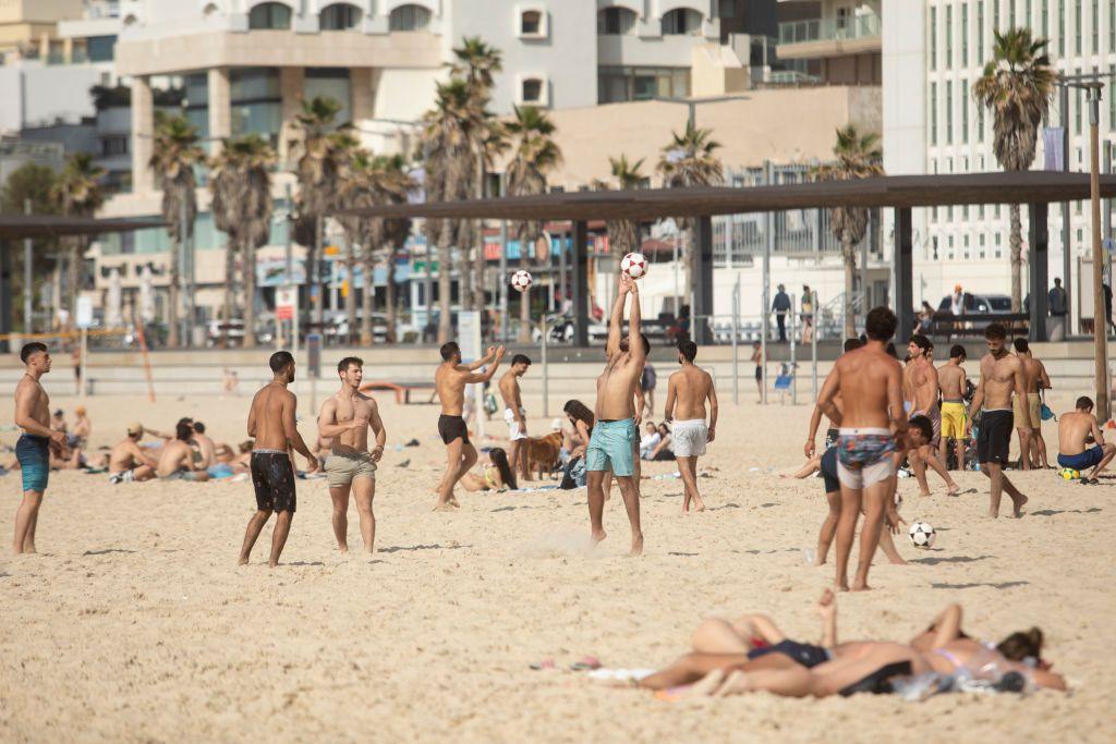 مواطنون إسرائيليون خرجوا إلى شاطئ في تل أبيب في اليوم التالي للهجمات الإيرانية
