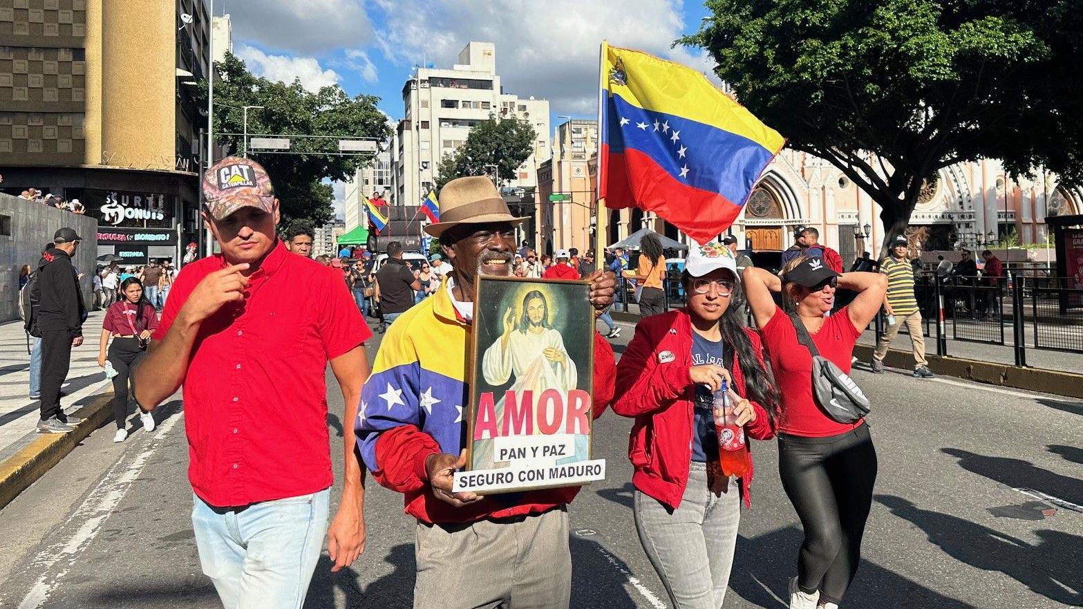 Chavistas marchando hacia Miraflores.