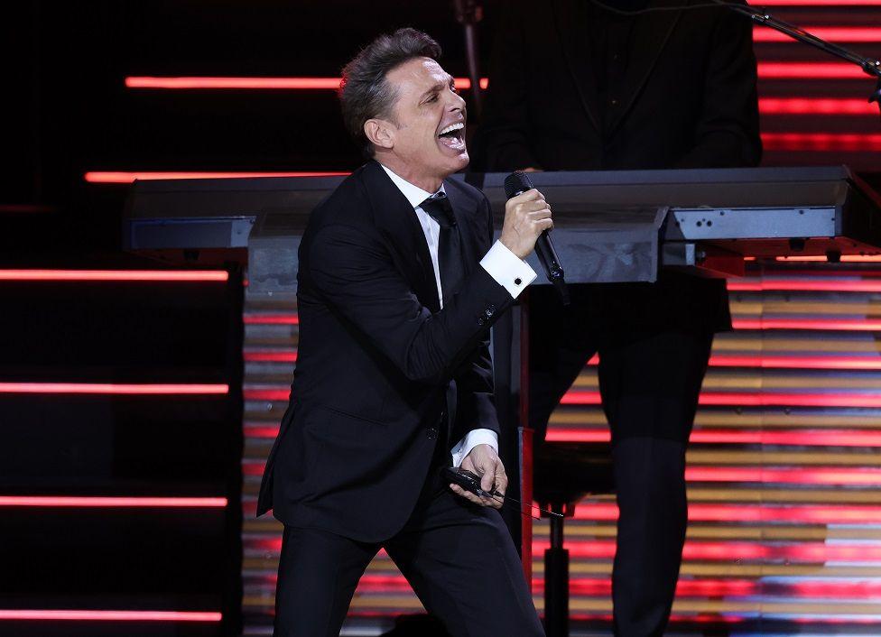 Luis Miguel cantando en un concierto