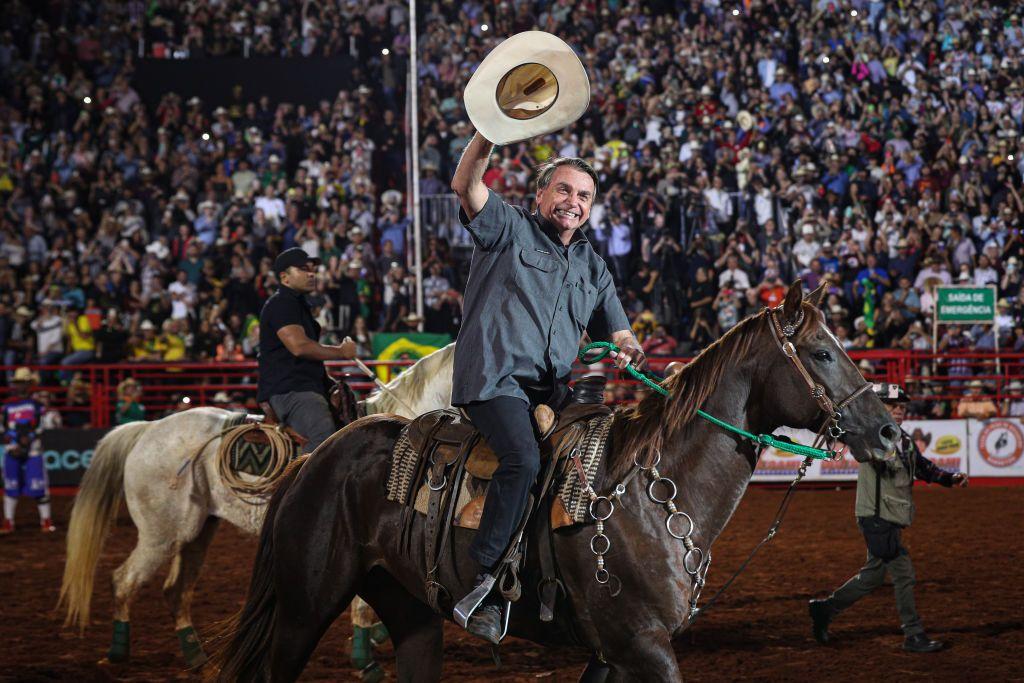 Bolsonaro cavalga em arena