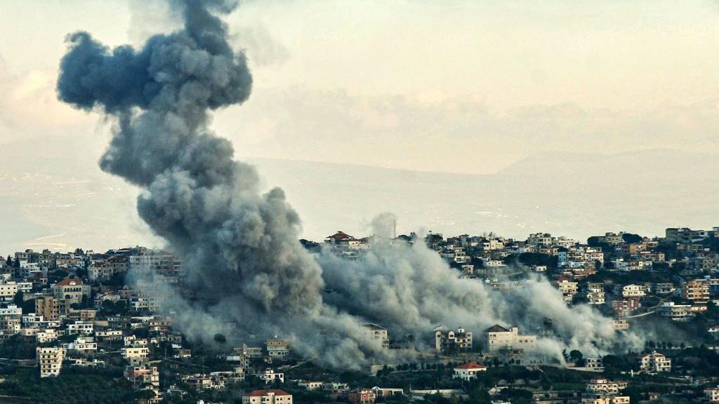 الدخان يتصاعد فوق قرية الخيام الحدودية جنوبي لبنان خلال قصف إسرائيلي