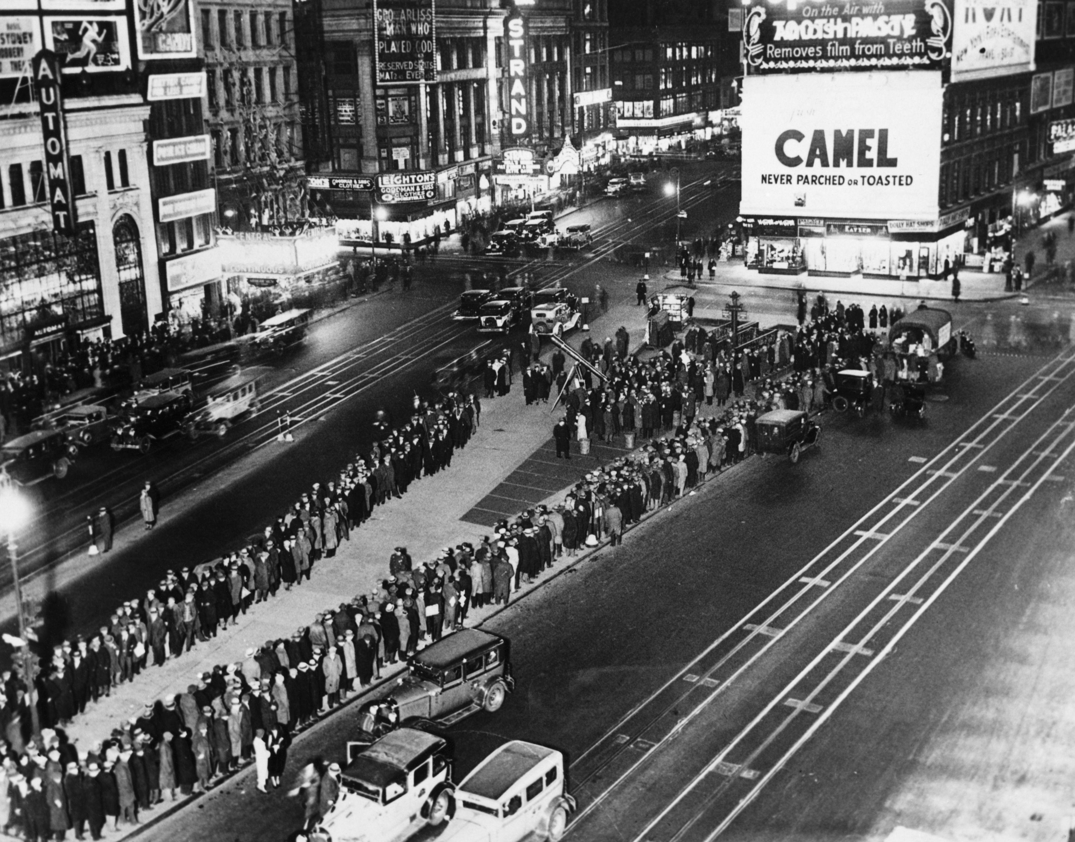 Filas de personas en busca de un plato de comida en Times Square, Nueva York, durante la Gran Depresión.