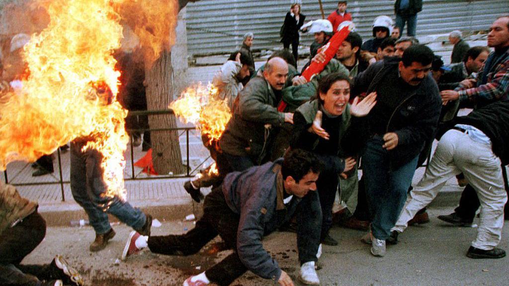 Acto de inmolación en protesta por la detención de Ocalan