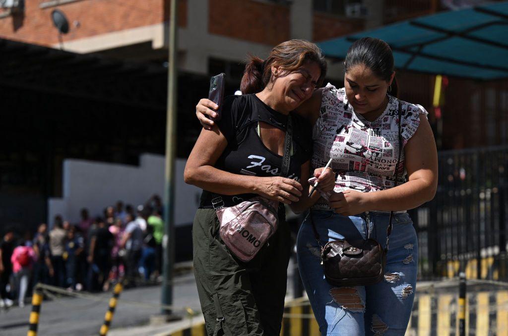 Familiares llorando mientras buscan información sobre un ser querido en la policía