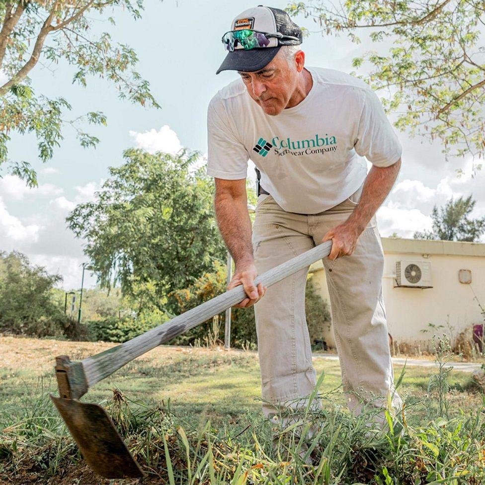 Simon King trabajando la tierra.