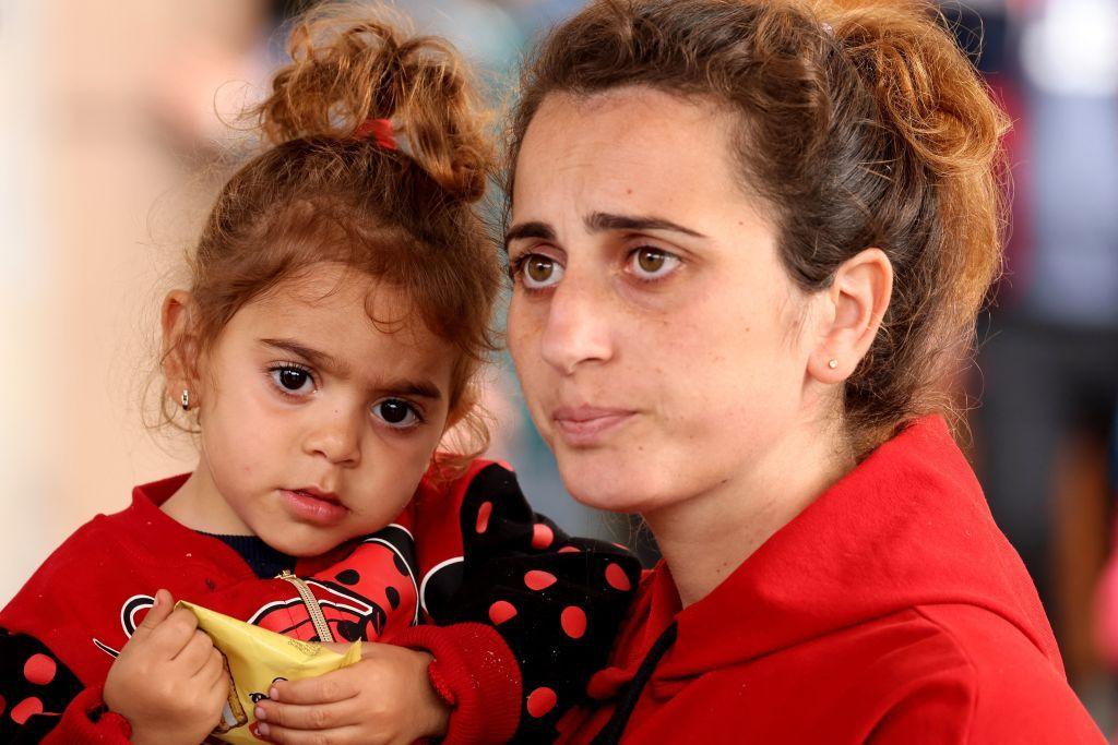 Una madre con su hija que huyen de Nagorno Karabaj.