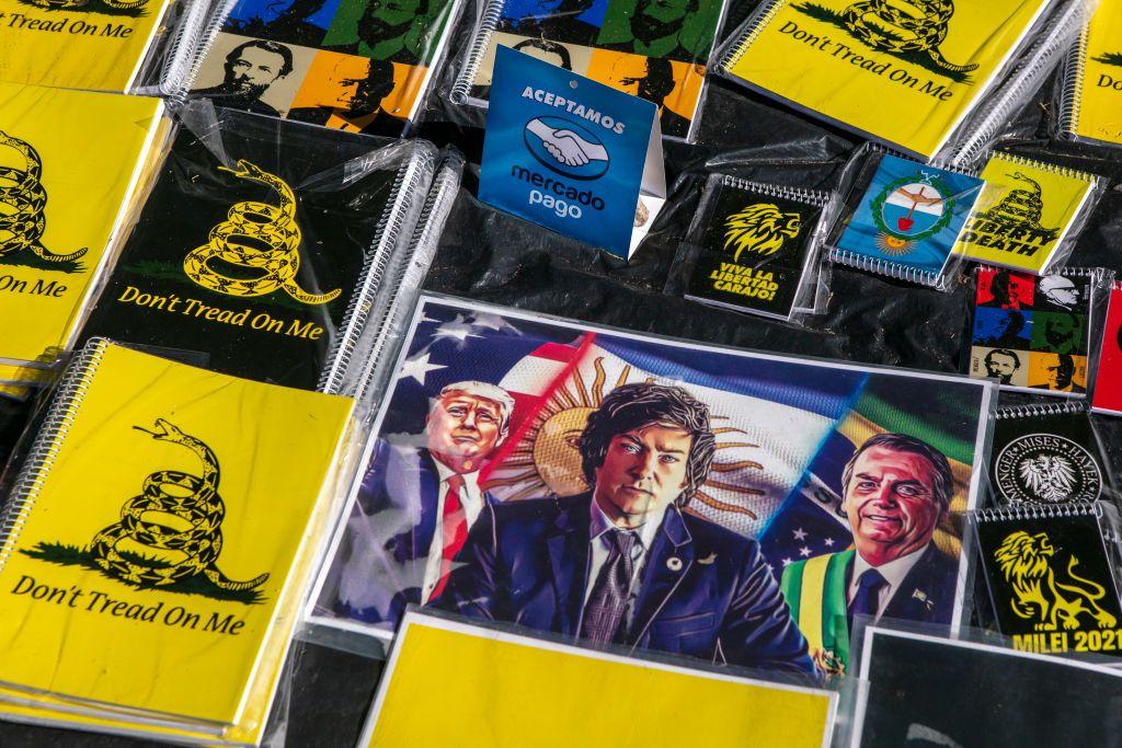 Afiches con las imágenes de Donald Trump (EE.UU.), Jair Bolsonaro (Brasil) y Javier Milei entre los productos en venta del partido La Libertad Avanza durante un evento de cierre de campaña en el Parque Lezama el 6 de noviembre de 2021 en Buenos Aires, Argentina.(Foto de Ricardo Ceppi/Getty Images)