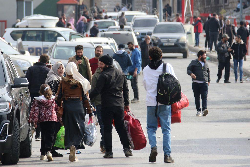 Refugiados sirios caminan hacia el cruce fronterizo de Masnaa, entre Líbano y Siria, para regresar a casa el 8 de diciembre de 2024, tras la caída del régimen de Bashar al Assad.