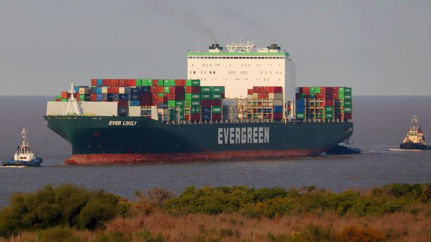 Un barco cargado de contenedores en Argentina.